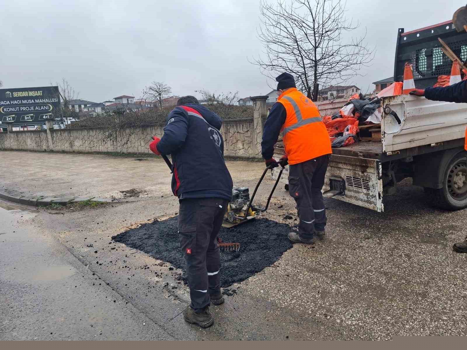Düzce’nin 63 mahallesinde çalışma yürütülüyor
Düzce’nin 63 mahallesinde çalışma yürütülüyor