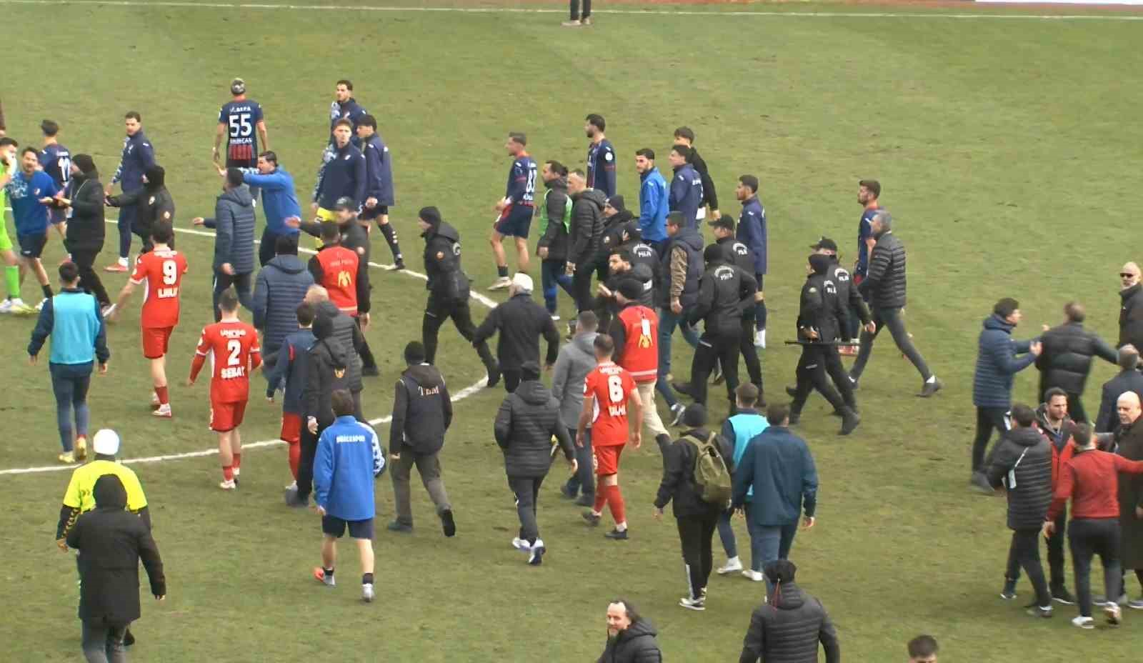 Düzcespor - Sebat Gençlikspor maçı sonrası saha karıştı
