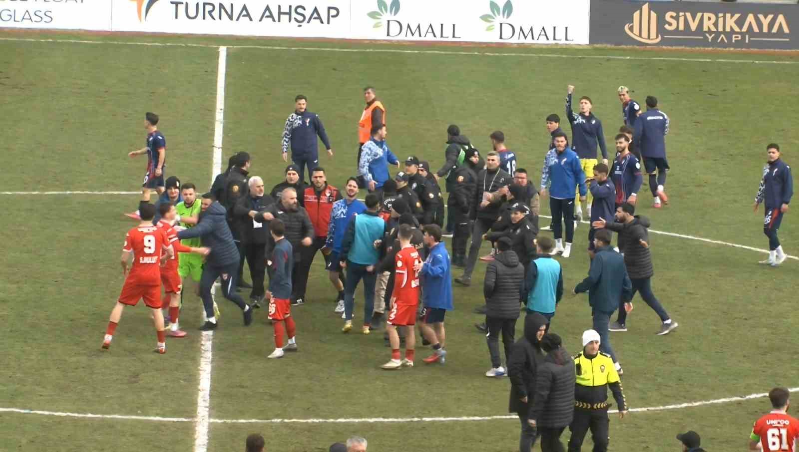 Düzcespor - Sebat Gençlikspor maçı sonrası saha karıştı

