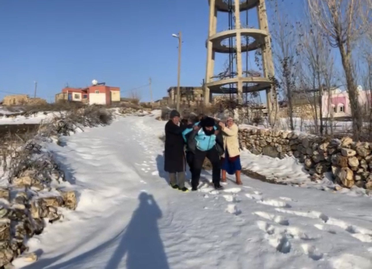 (Düzeltme) Mardin’de fedakar sağlık personeli: 84 yaşındaki hastayı sırtında taşıdı

