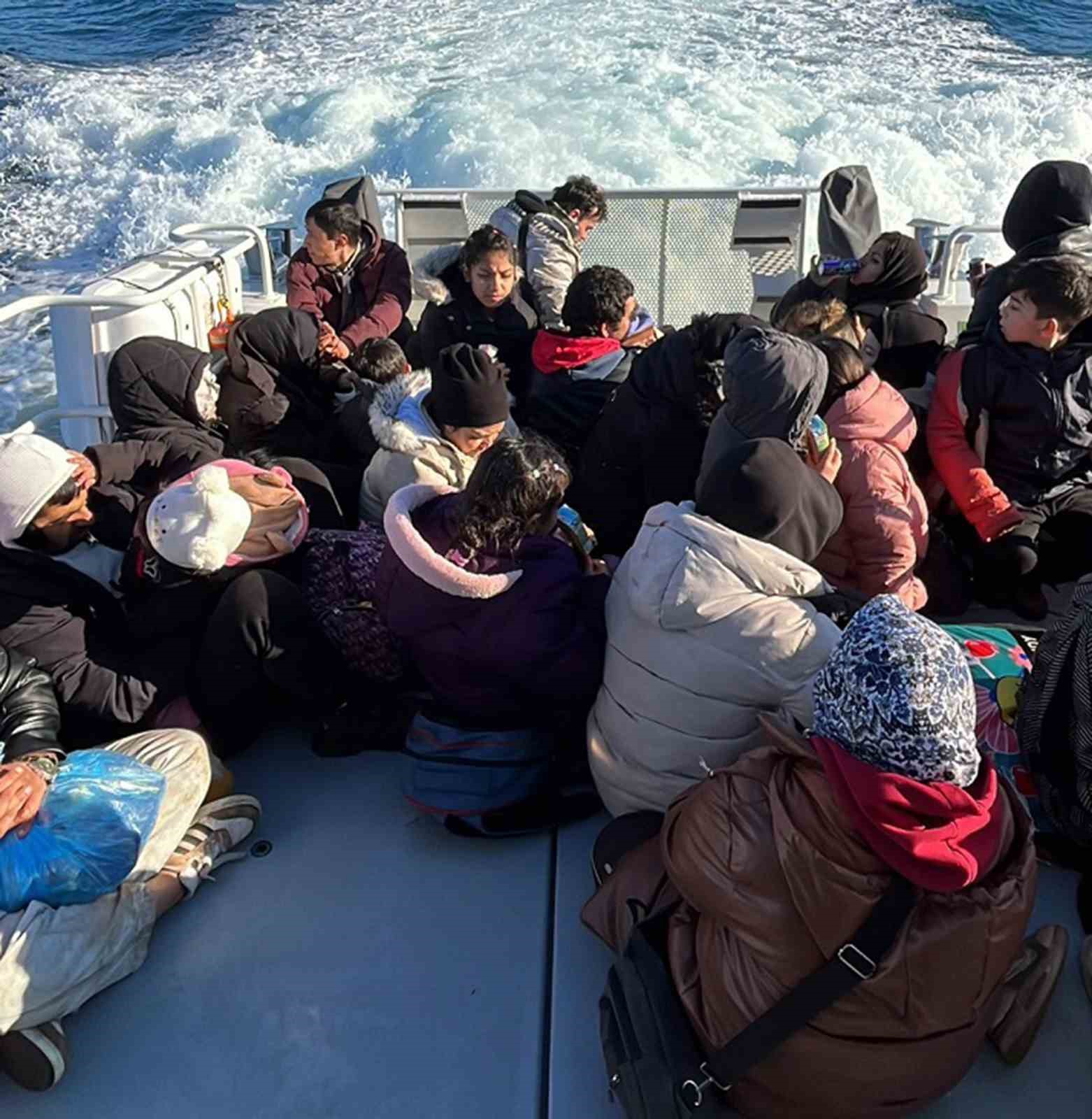 Düzensiz göçmenler karada mahsur kaldı
