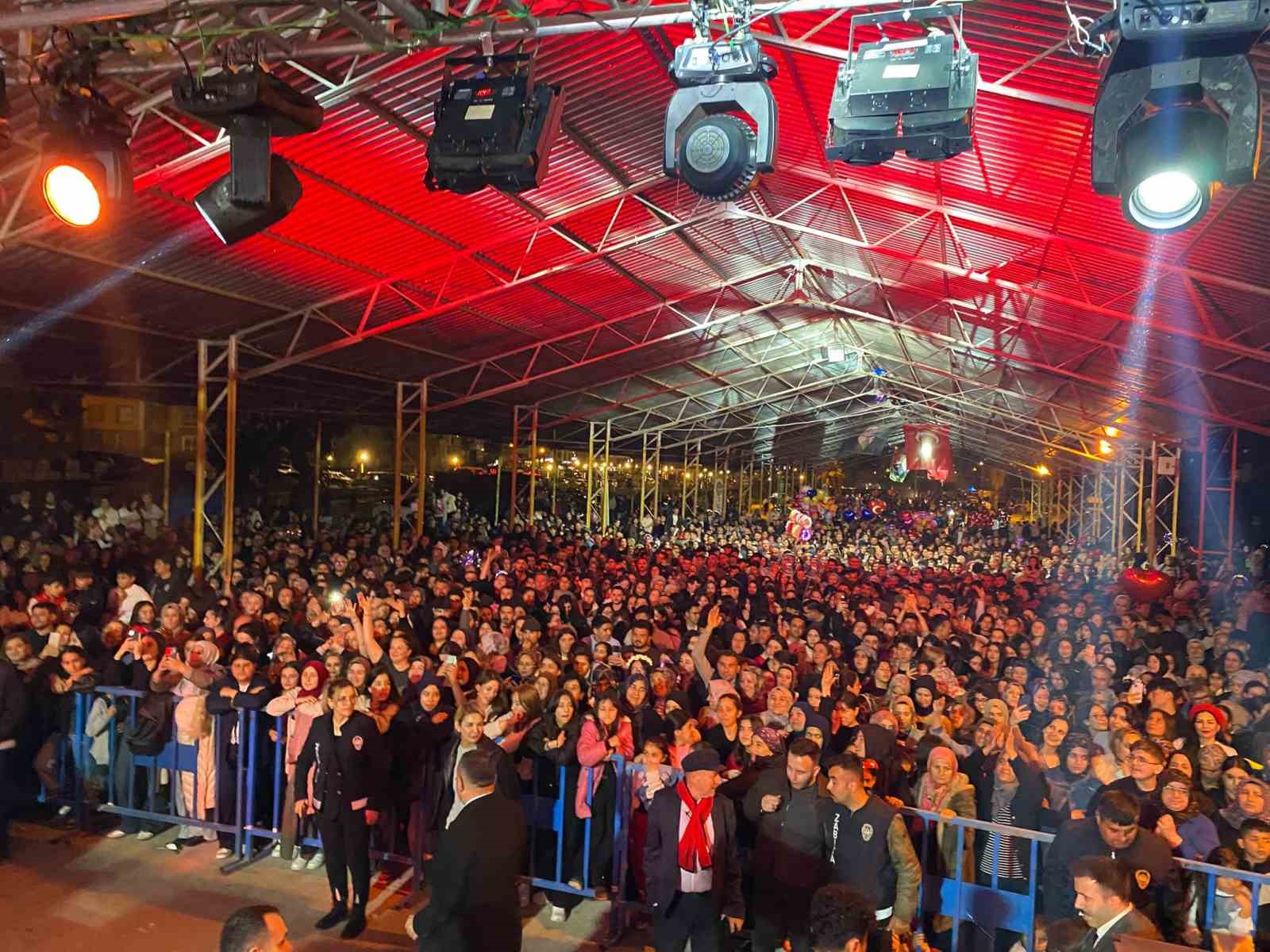 Düziçi’nde 106. yıl coşkusu Hakan Peker konseriyle başladı
