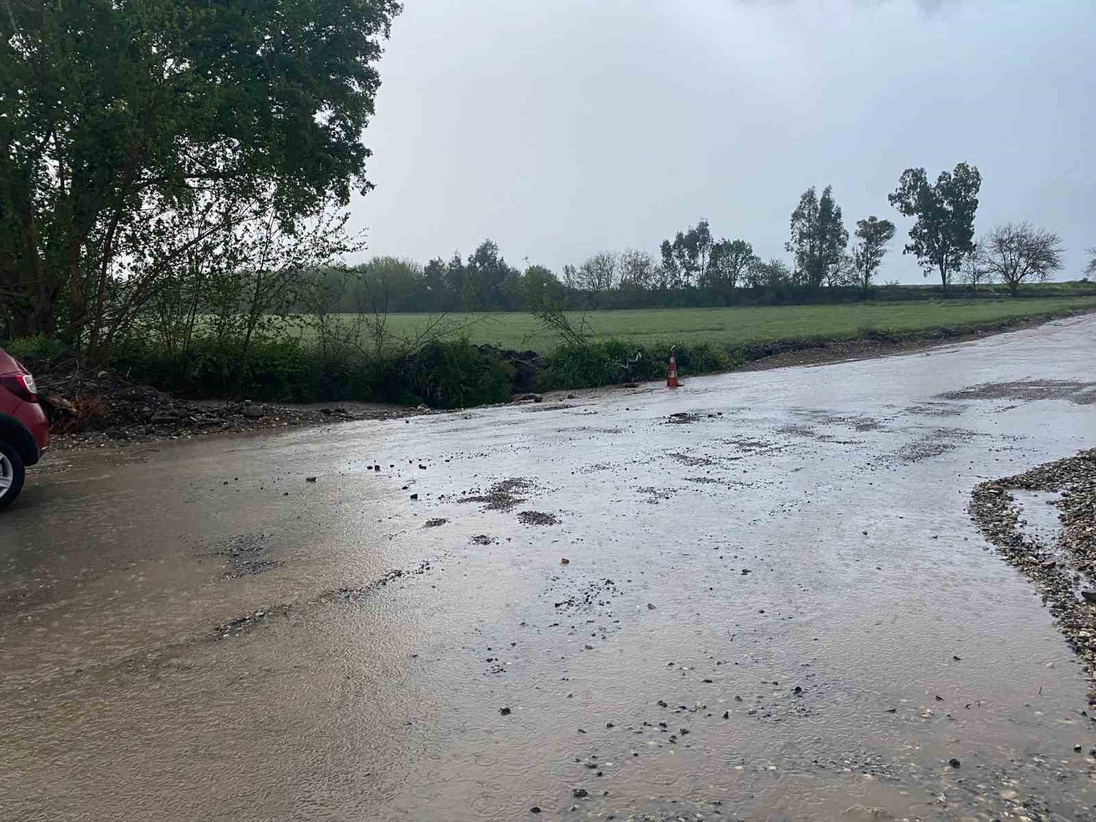 Düziçi’nde şiddetli yağış: Tarım arazileri ve yollar sular altında kaldı
