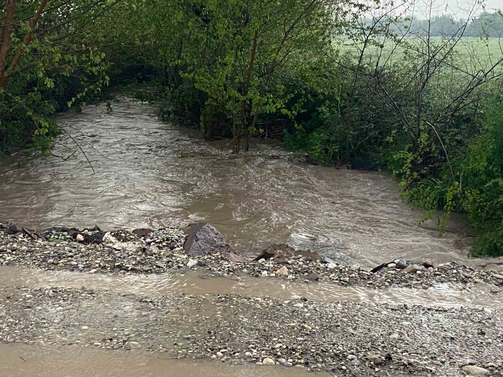 Düziçi’nde şiddetli yağış: Tarım arazileri ve yollar sular altında kaldı
