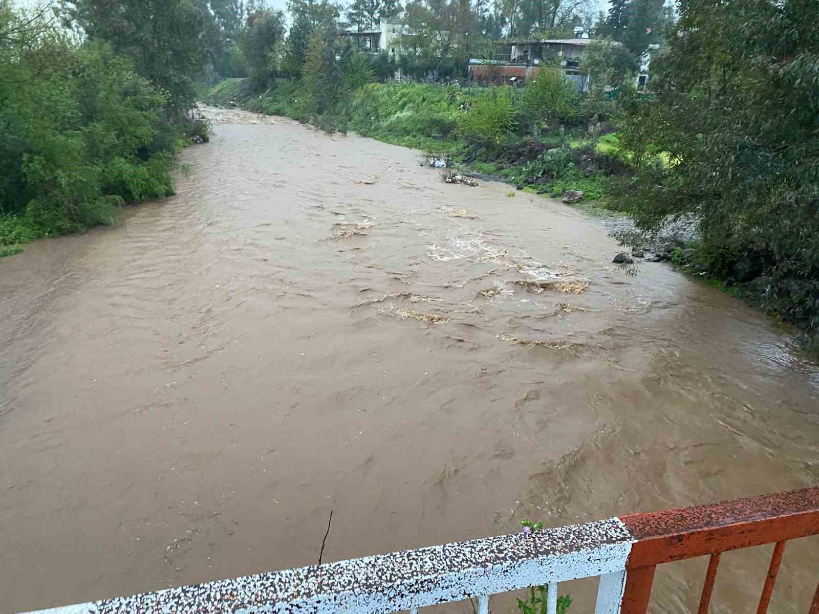 Düziçi’nde şiddetli yağış: Tarım arazileri ve yollar sular altında kaldı
