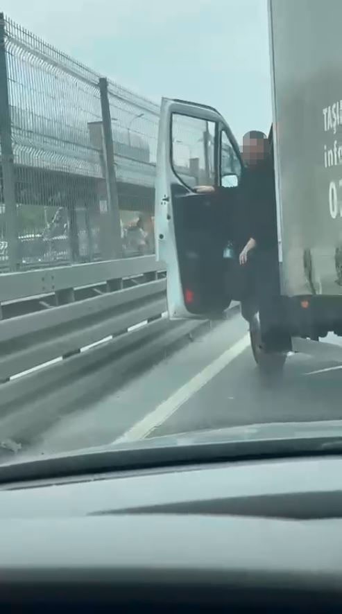 E5’de küfürler savurup kovaladığı sürücünün yolunu kesti, arabasını böyle yumrukladı
