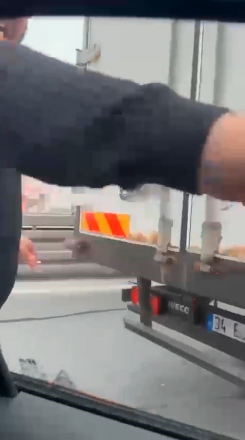 E5’de küfürler savurup kovaladığı sürücünün yolunu kesti, arabasını böyle yumrukladı
