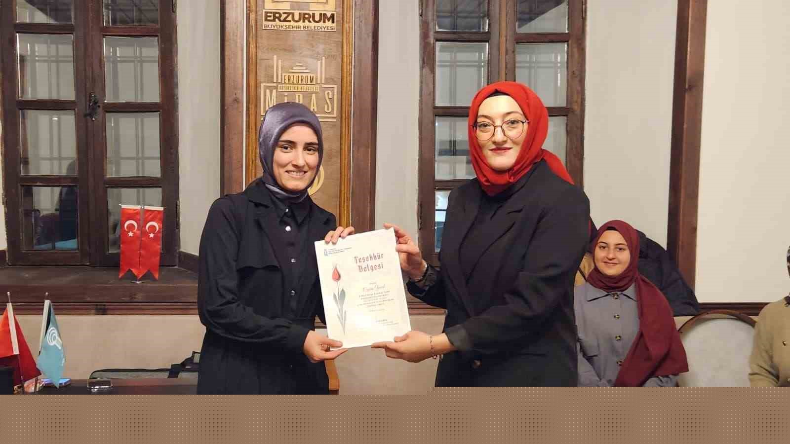 EBB Dil Ve Edebiyat Konağında şiirler, ilahiler ve türküler kadınlar için okundu
