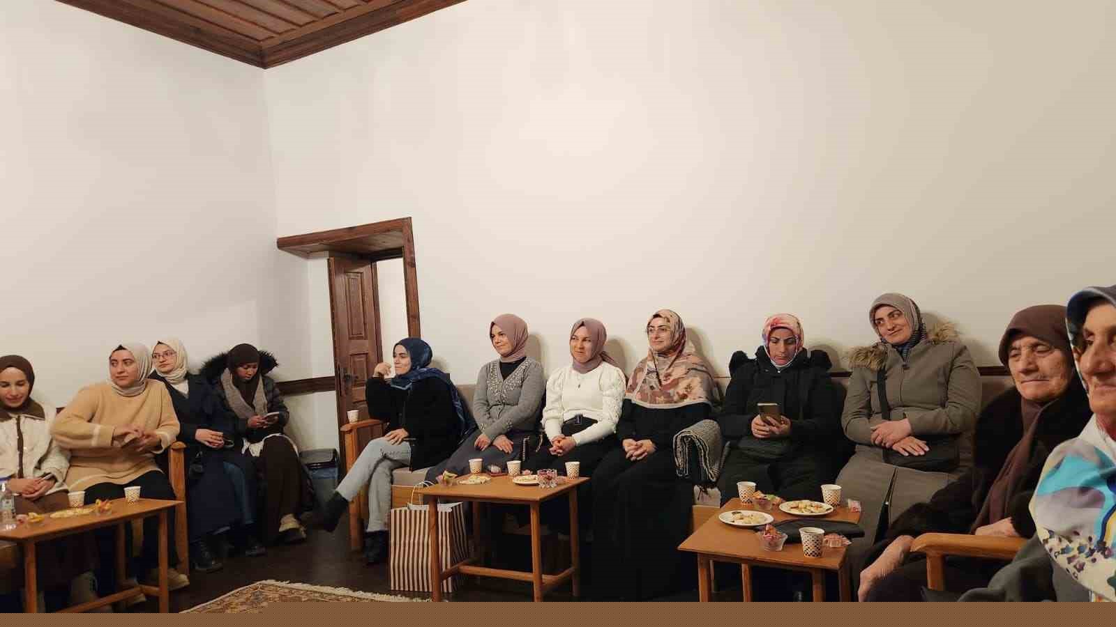 EBB Dil Ve Edebiyat Konağında şiirler, ilahiler ve türküler kadınlar için okundu
