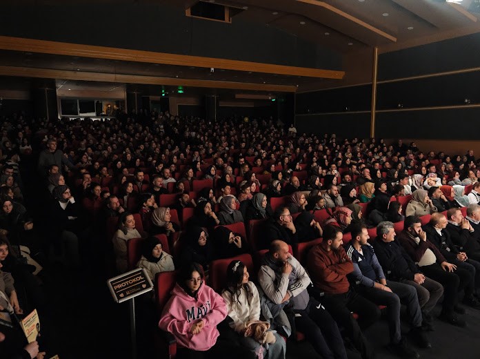 EBB Şehir Tiyatrosu’nun yeni oyunu "Organiyasyon" büyük beğeni topladı

