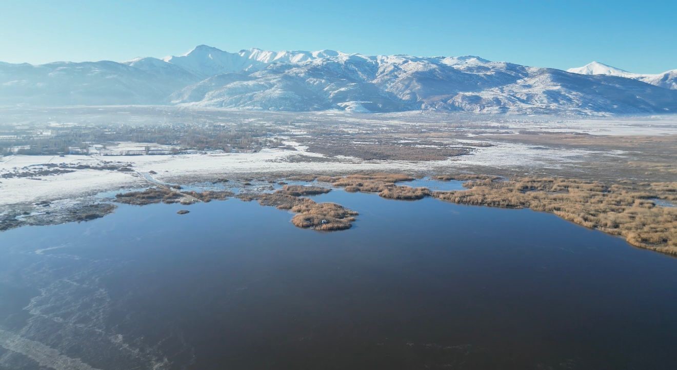 Eber Gölü soğuk hava nedeniyle dondu
