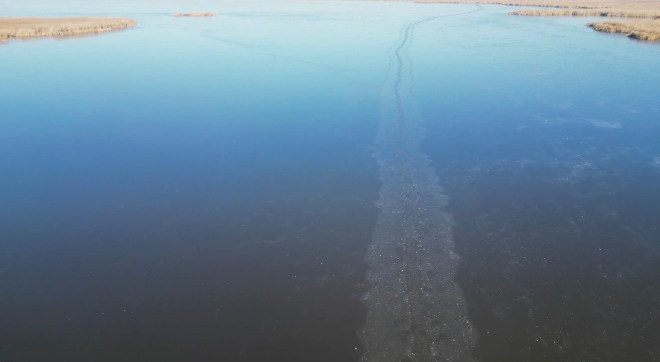 Eber Gölü soğuk hava nedeniyle dondu
