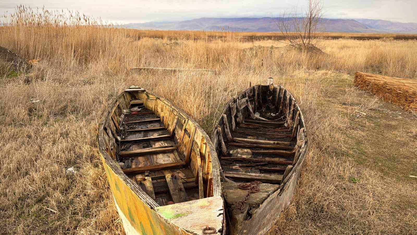 Eber Gölü’nün simgesi kayıklar suya değil, sertleşmiş toprağa hapsoldu
