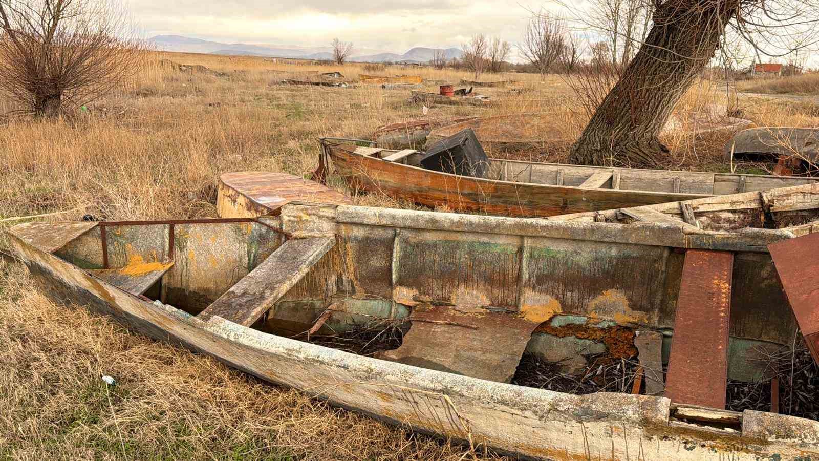 Eber Gölü’nün simgesi kayıklar suya değil, sertleşmiş toprağa hapsoldu
