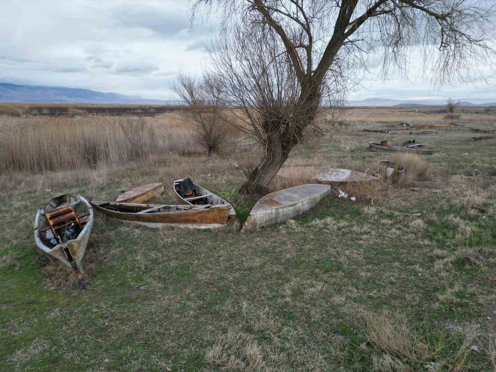 Eber Gölü’nün simgesi kayıklar suya değil, sertleşmiş toprağa hapsoldu
