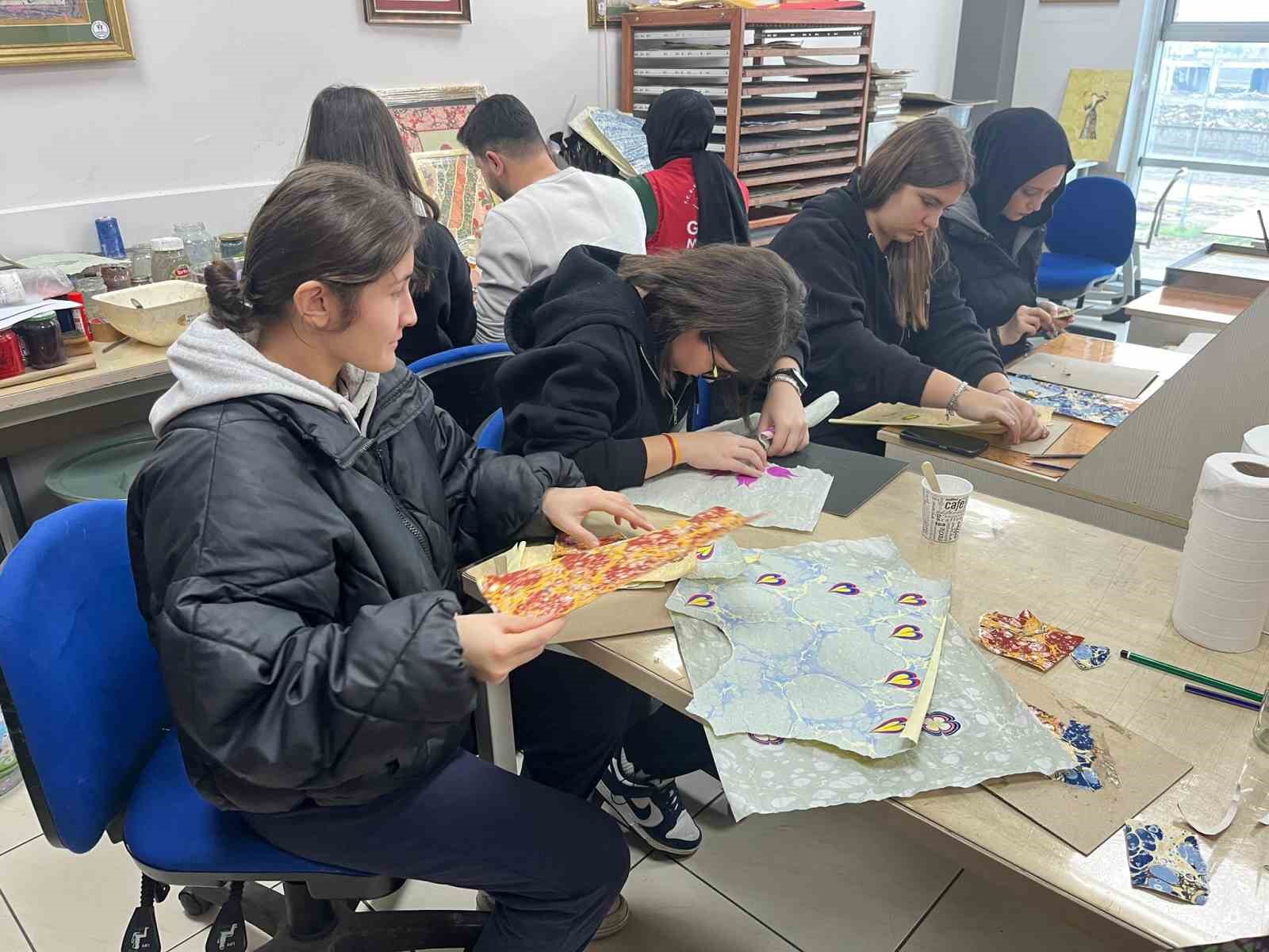 Ebru sanatıyla renkli buluşma
