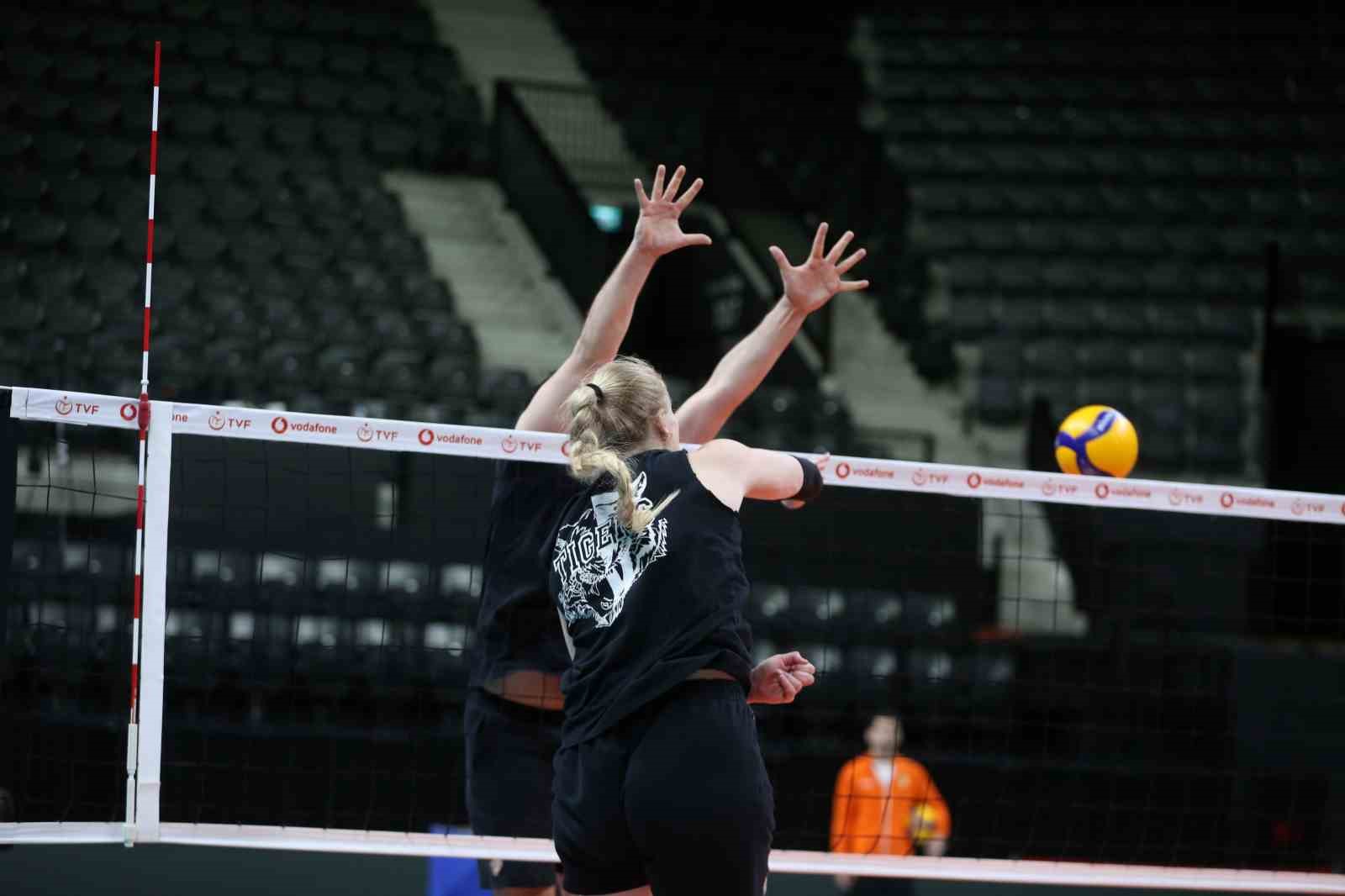 Eczacıbaşı Dynavit, Beşiktaş karşısında
