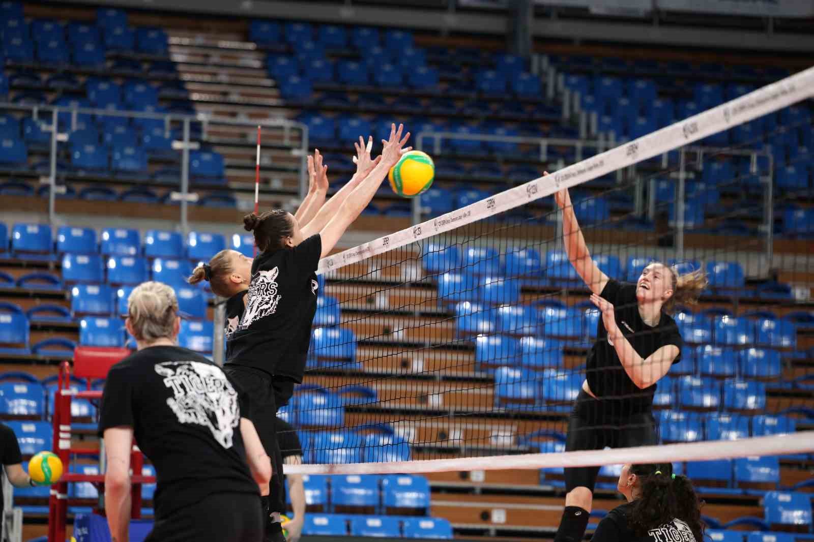 Eczacıbaşı Dynavit dörtlü final için sahada
