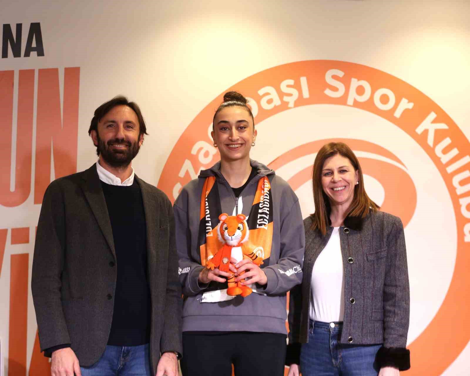 Eczacıbaşı Dynavit, Elif Şahin ile ’yola devam’ dedi
