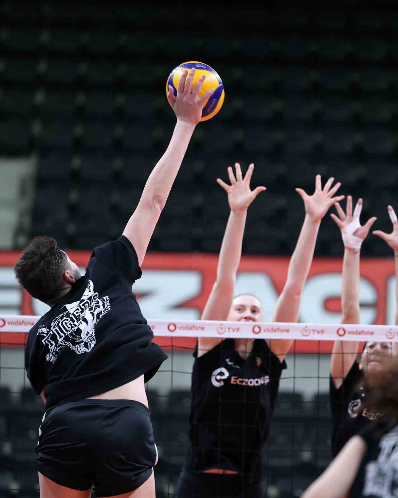 Eczacıbaşı Dynavit, yarı final ilk maçına çıkıyor
