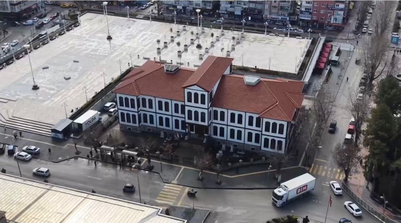 Eczacılık ve sağlığın sembolü sayılan 791 yıllık kadehe sarılı yılan heykeli bu müzede sergileniyor
