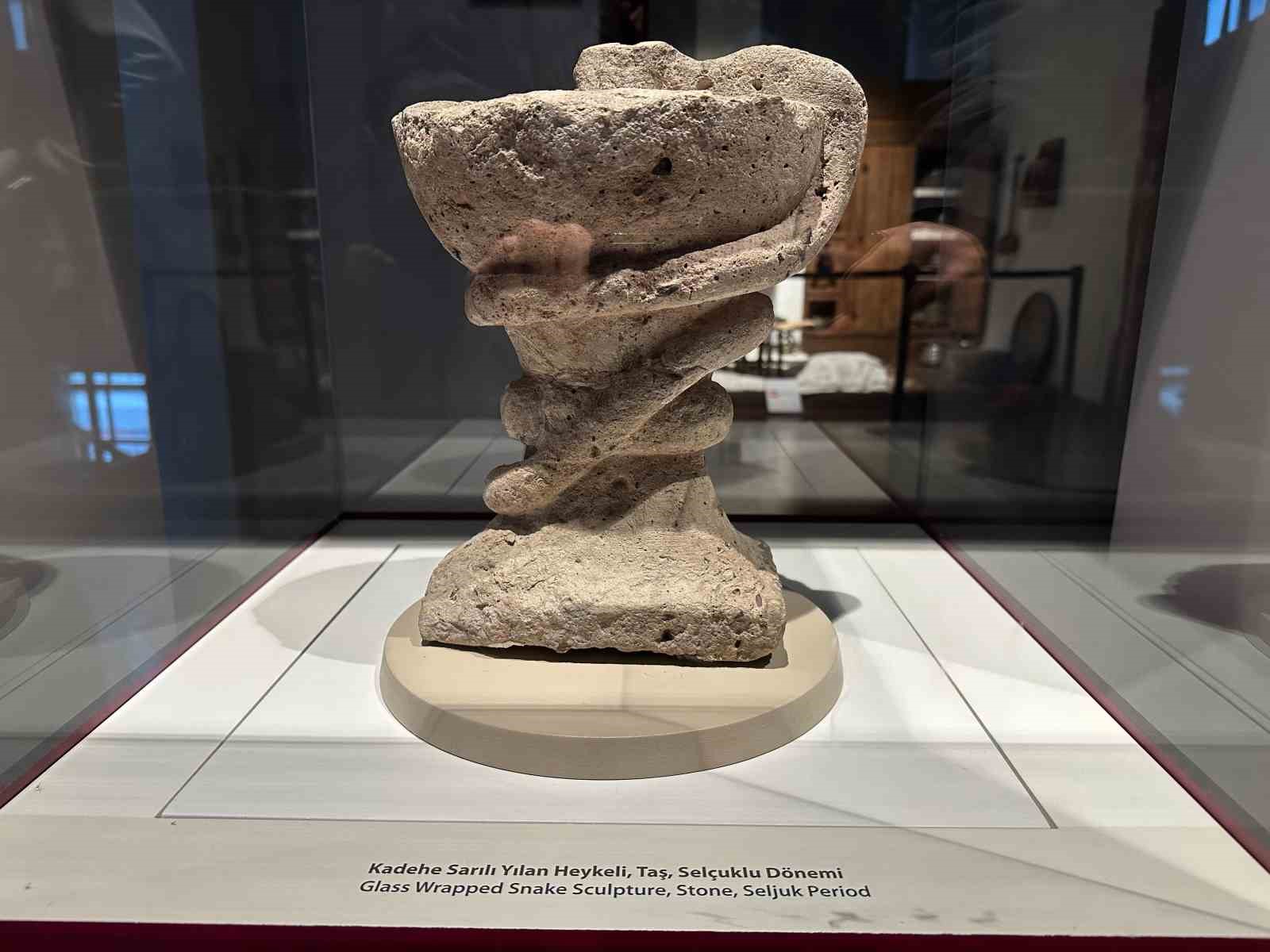 Eczacılık ve sağlığın sembolü sayılan 791 yıllık kadehe sarılı yılan heykeli bu müzede sergileniyor
