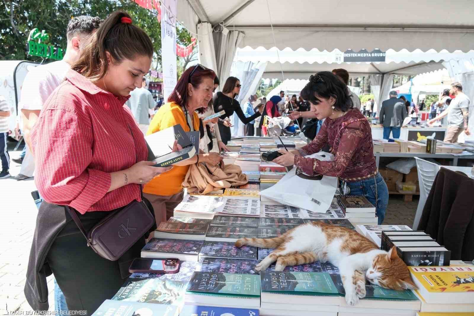 Edebiyatın kalbi İzmir Kültürpark’ta attı
