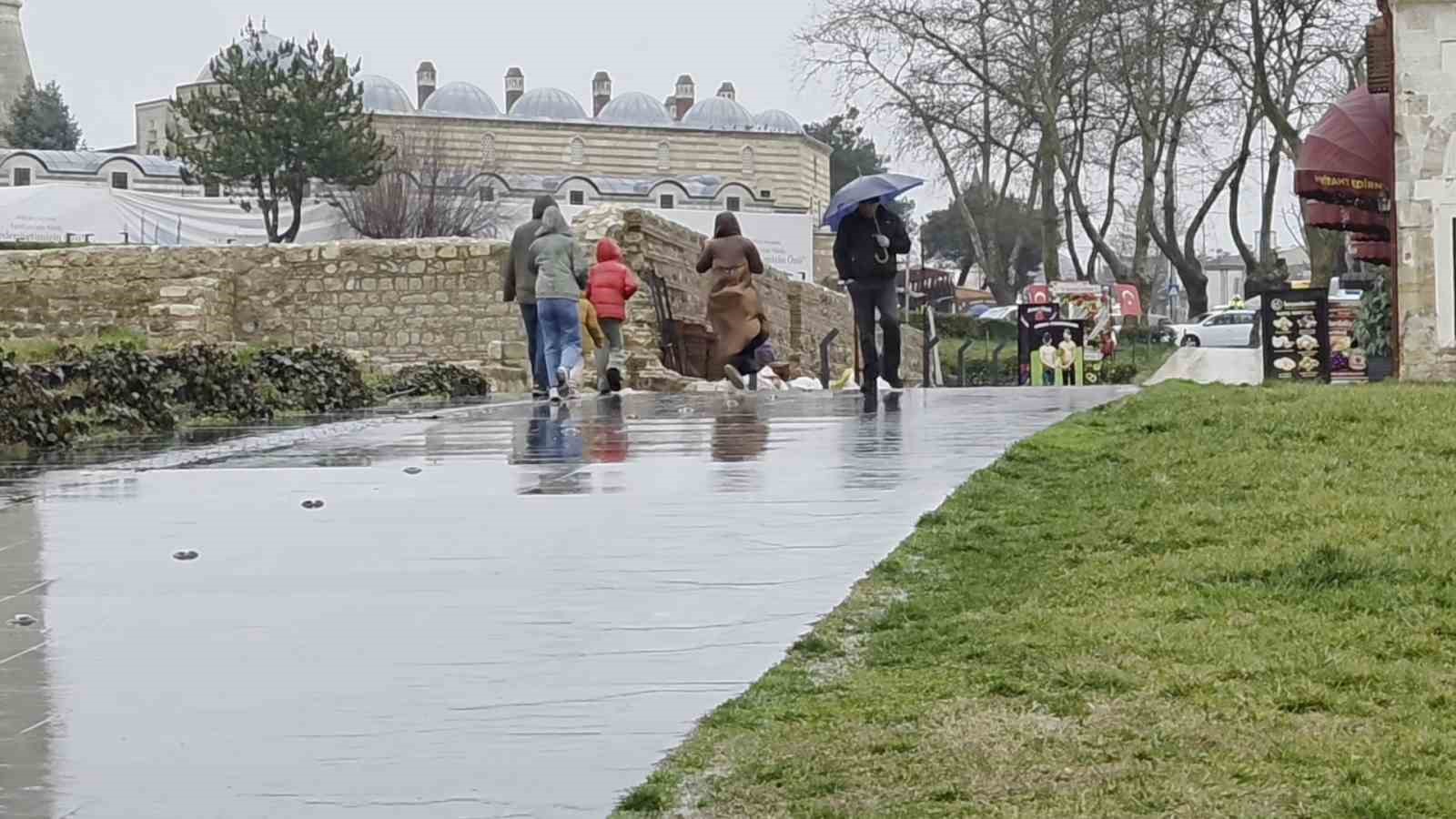 Edirne güne yağmurla uyandı
