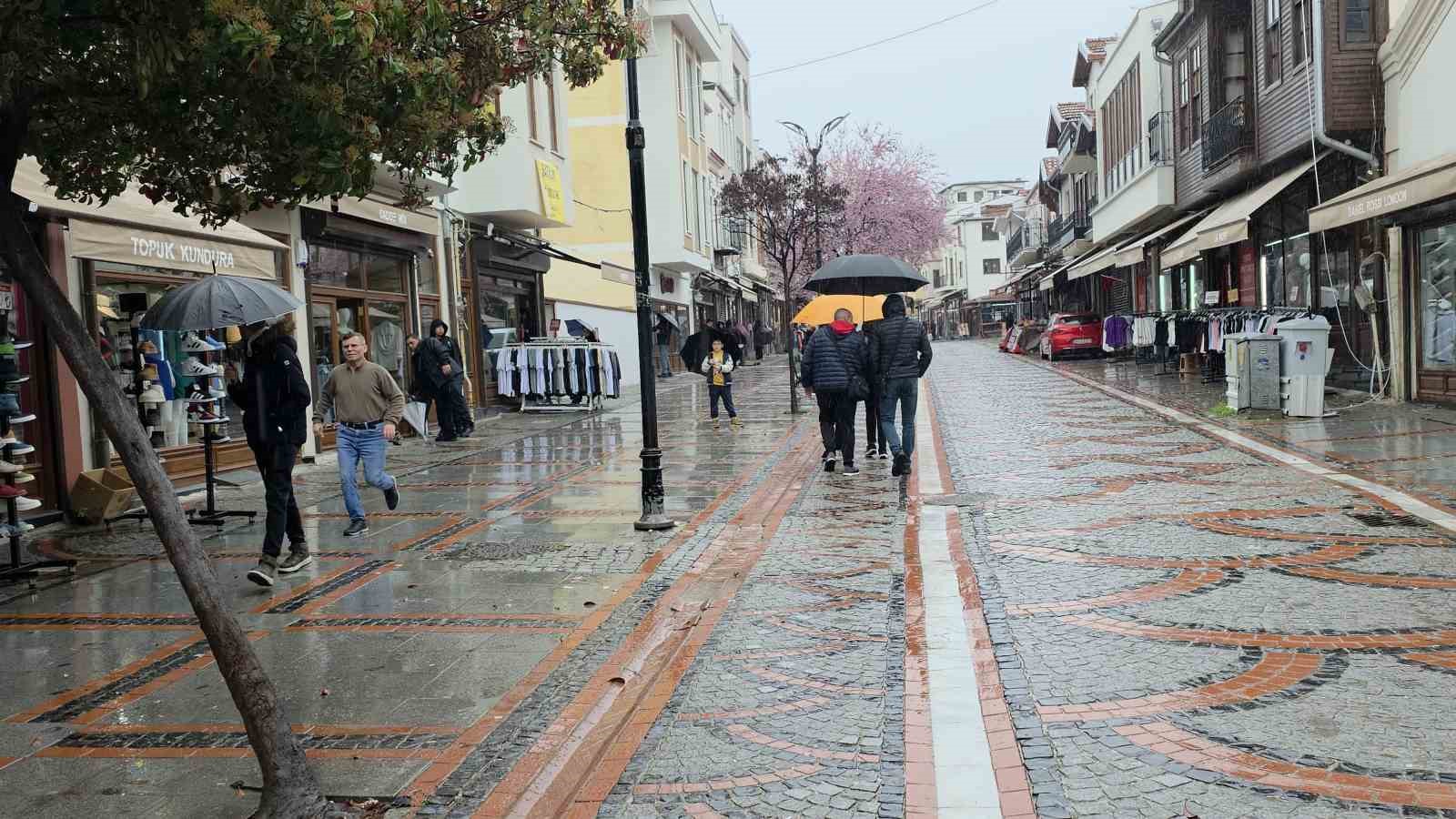 Edirne güne yağmurla uyandı
