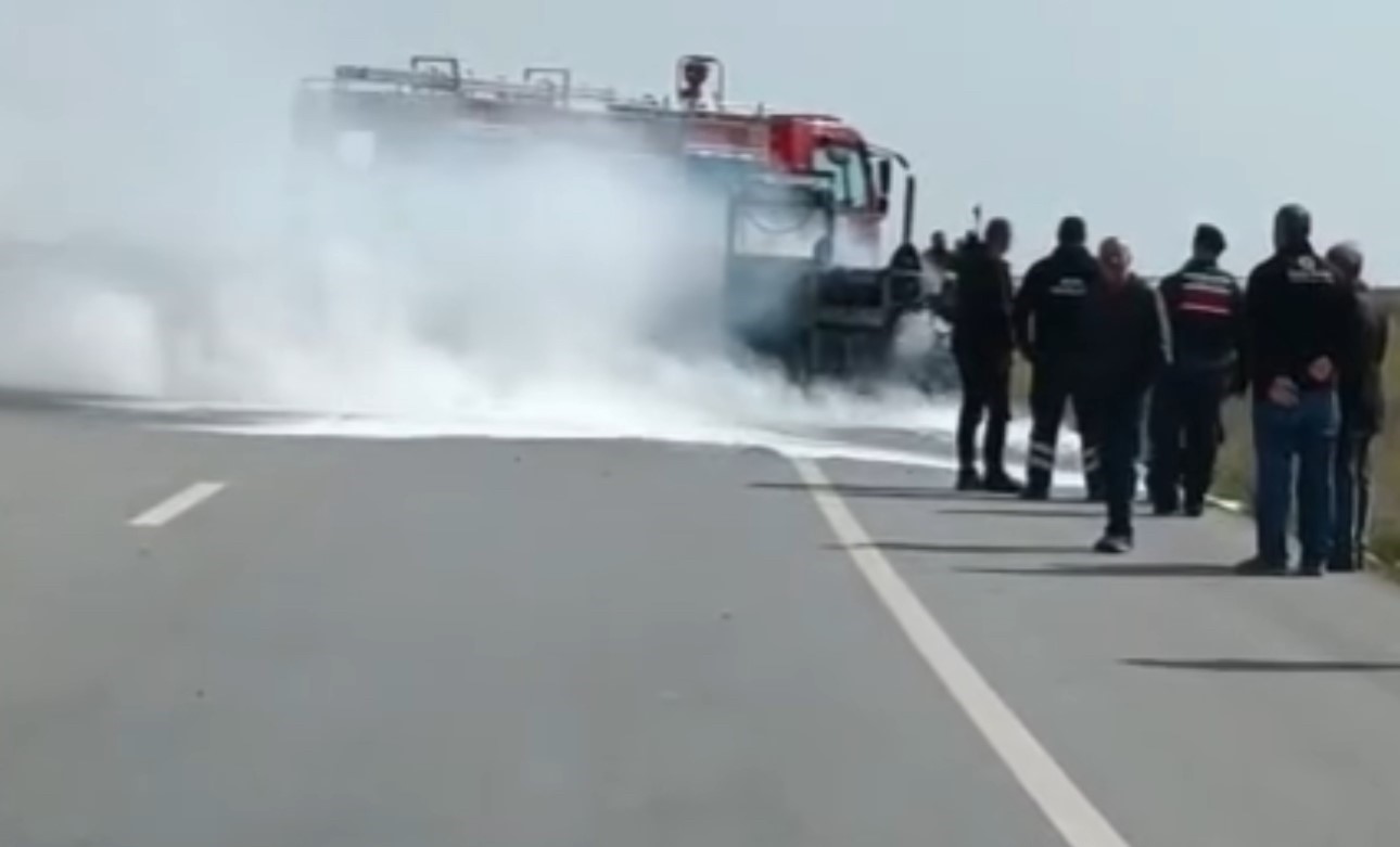 Edirne-Kırklareli yolunda seyir halindeki iş makinesi alevlere teslim oldu
