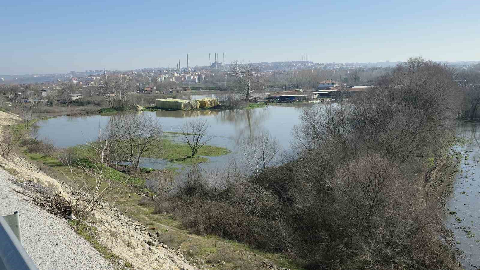 Edirne Yıldırım Mahallesi’nde hayvan çiftlikleri su altında

