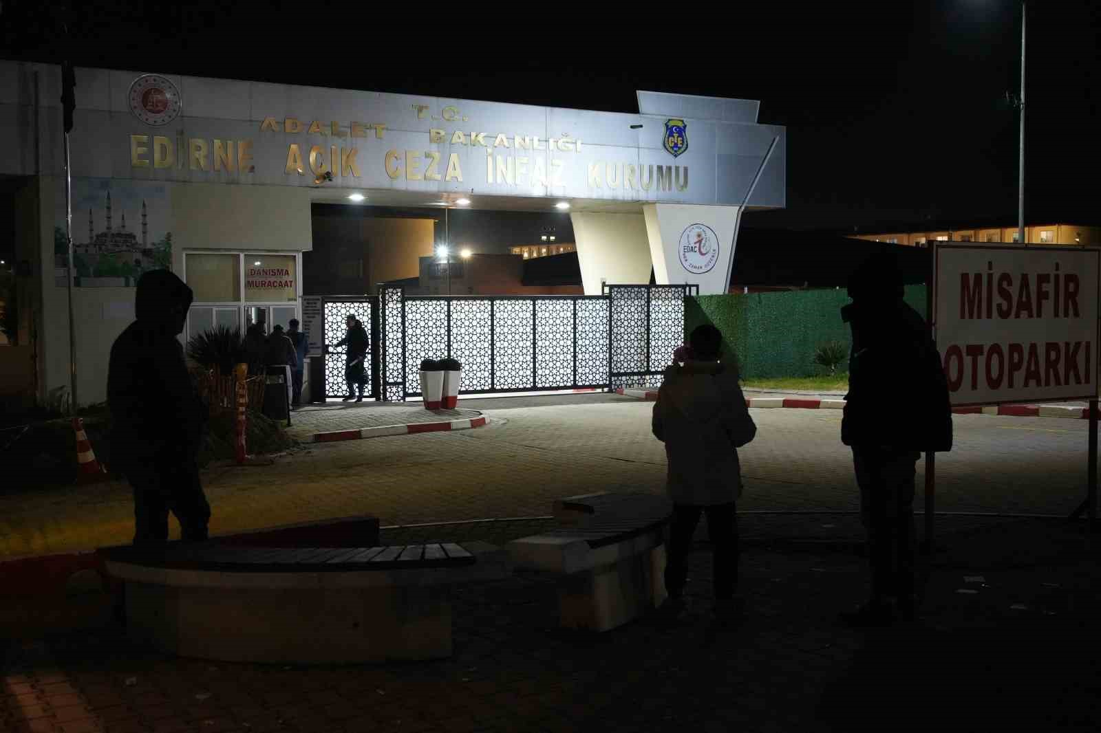 Edirne’de 12 yıl sonra tahliye olan mahkûm mutluluk gözyaşları döktü
