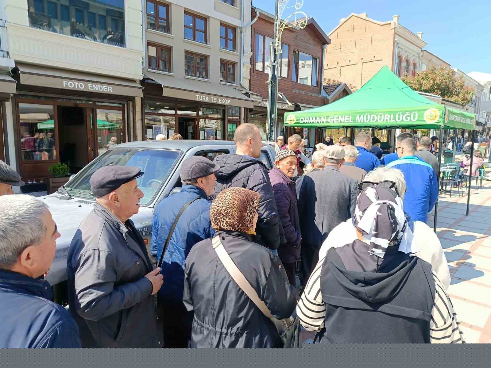 Edirne’de 3 bin ıhlamur fidanı toprakla buluşacak
Edirne’de 3 bin ıhlamur fidanı toprakla buluşacak