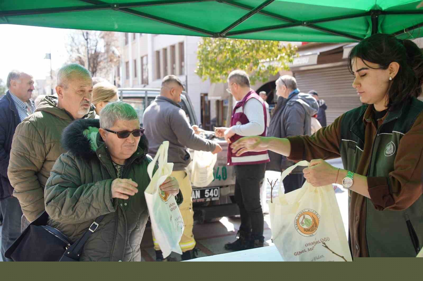 Edirne’de 3 bin ıhlamur fidanı toprakla buluşacak
Edirne’de 3 bin ıhlamur fidanı toprakla buluşacak