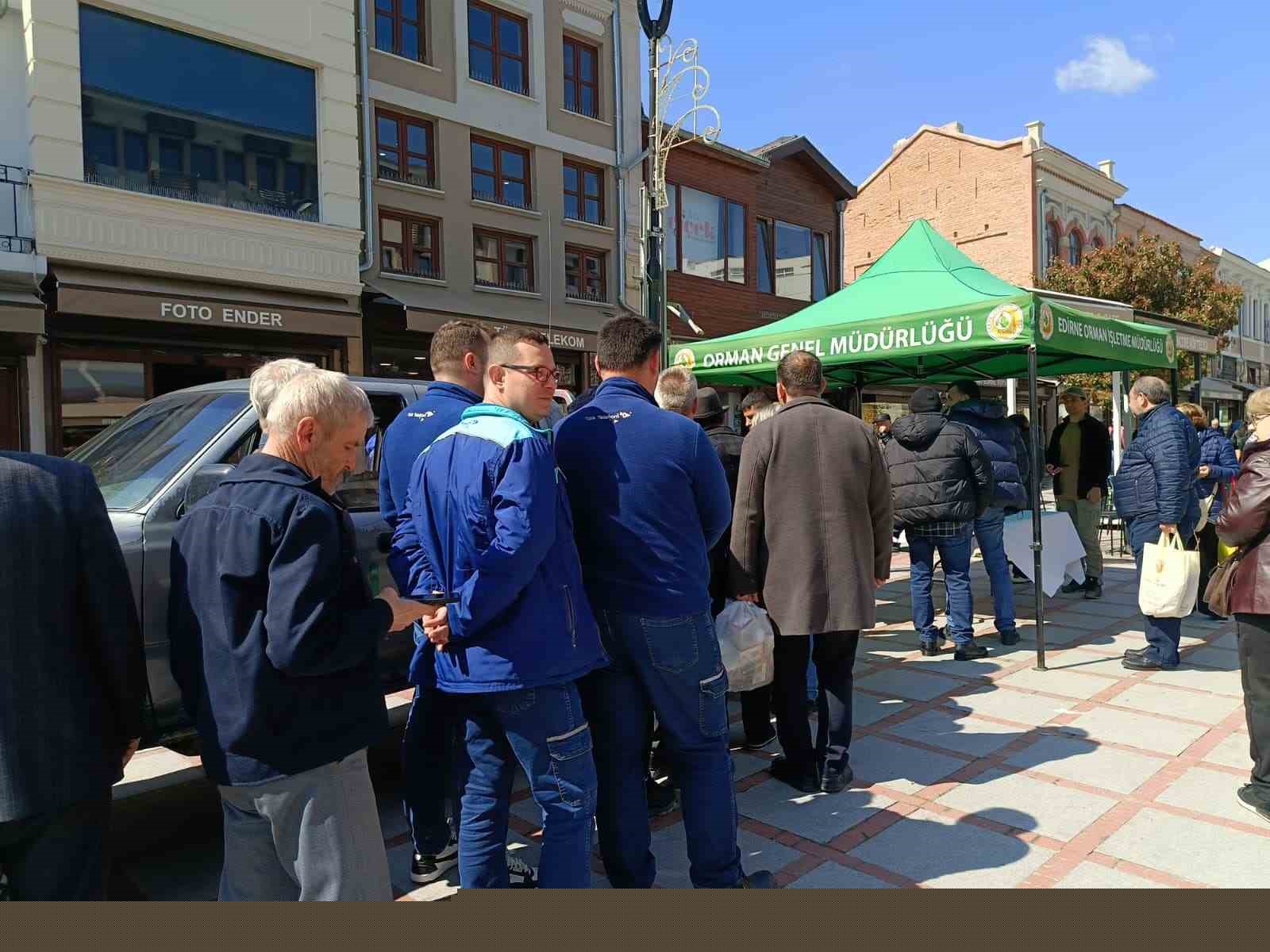 Edirne’de 3 bin ıhlamur fidanı toprakla buluşacak
Edirne’de 3 bin ıhlamur fidanı toprakla buluşacak