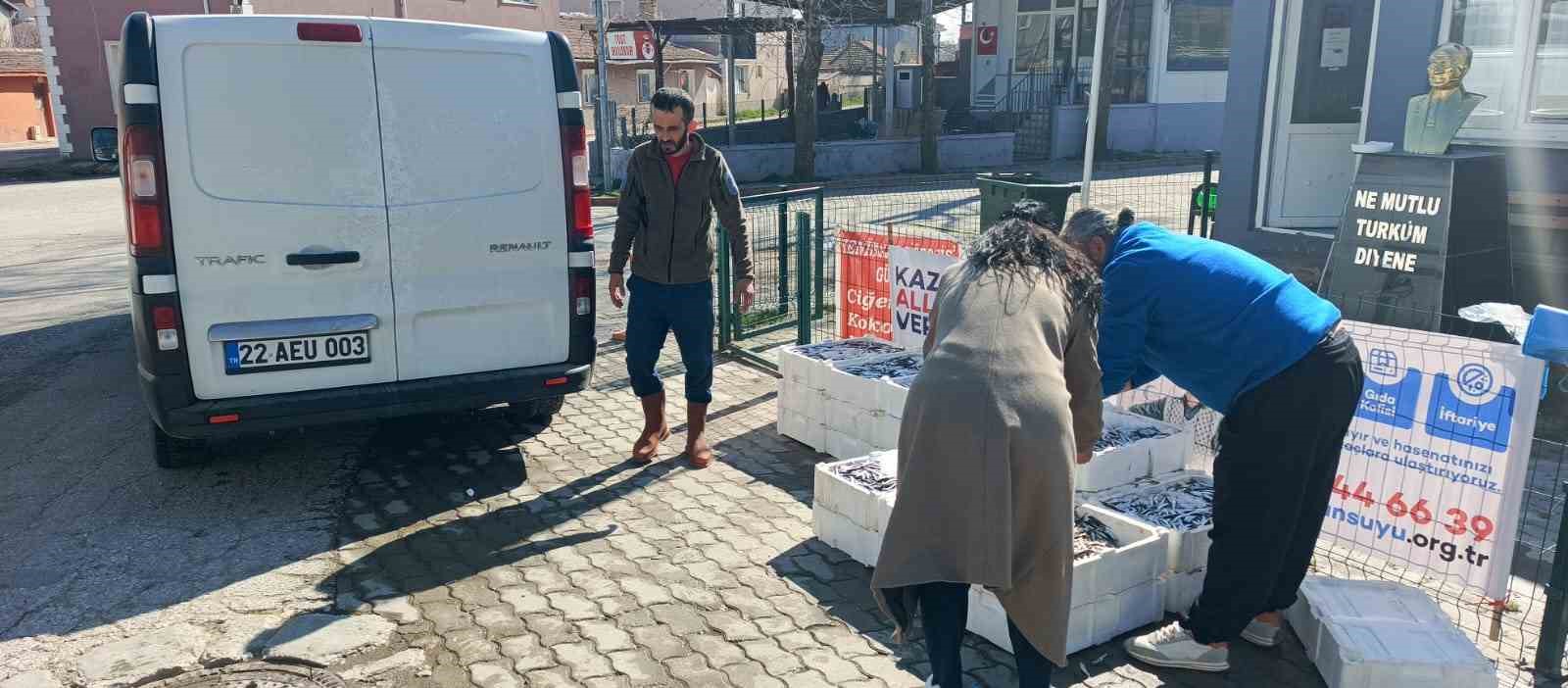 Edirne’de 350 kilogram hamsi dağıtıldı
