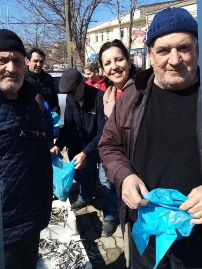 Edirne’de 350 kilogram hamsi dağıtıldı
