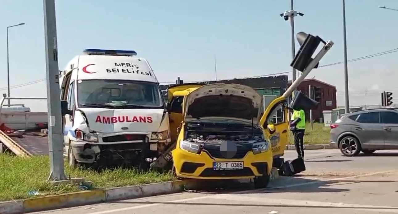 Edirne’de ambulans ile taksi çarpıştı: 5 yaralı
