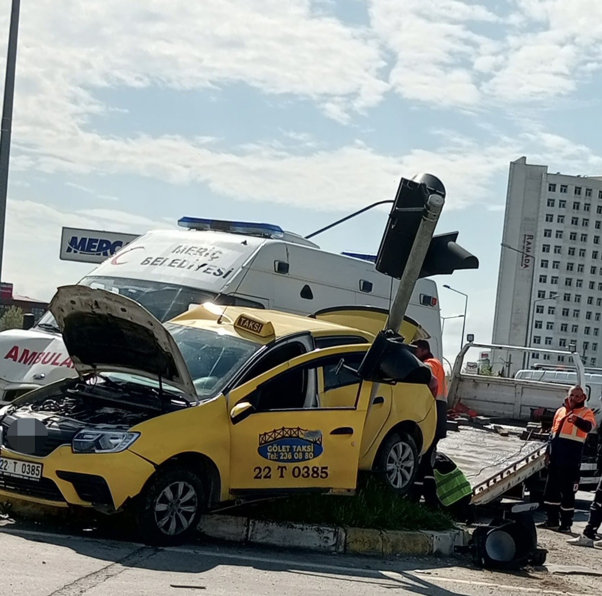 Edirne’de ambulans ile taksi çarpıştı: 5 yaralı
