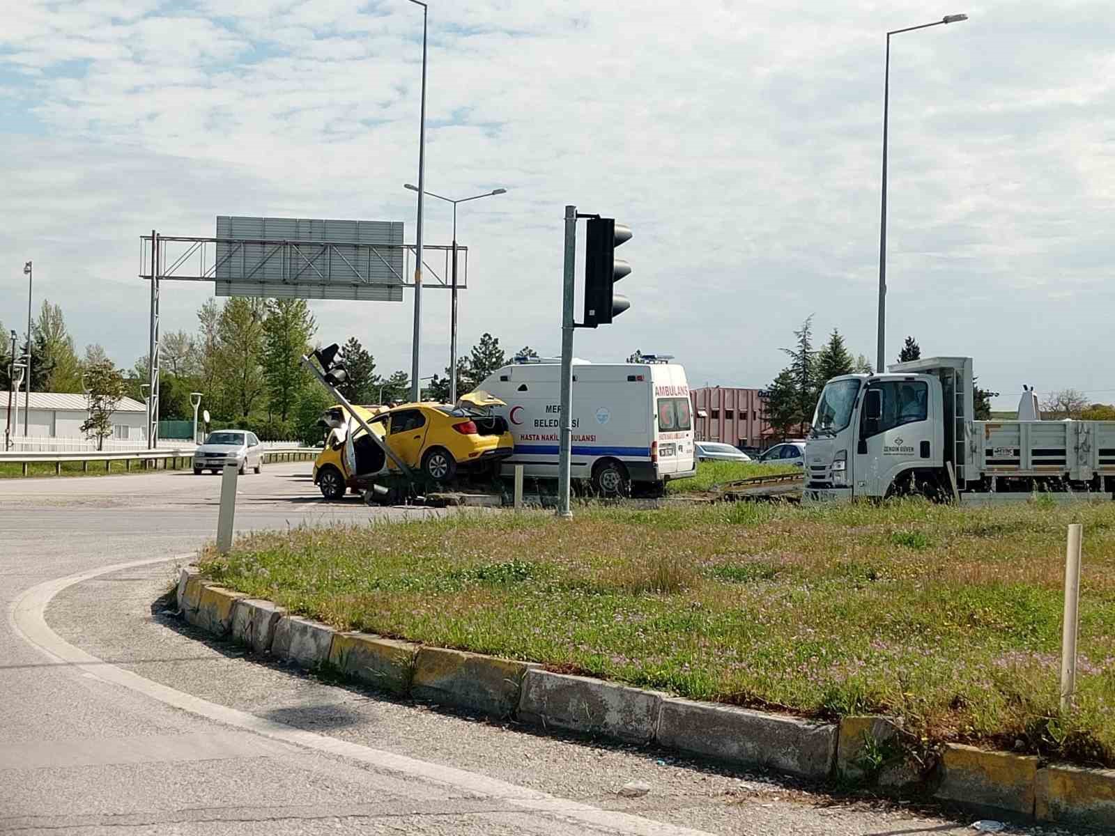Edirne’de ambulans ile taksi çarpıştı: 5 yaralı
