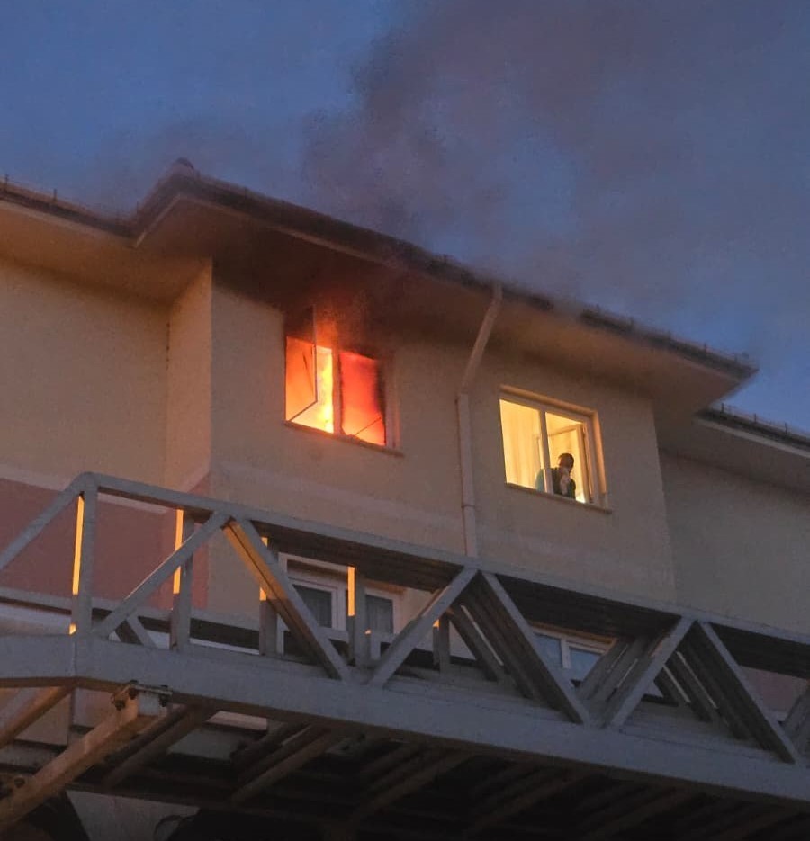 Edirne’de apartman dairesinde korkutan yangın

