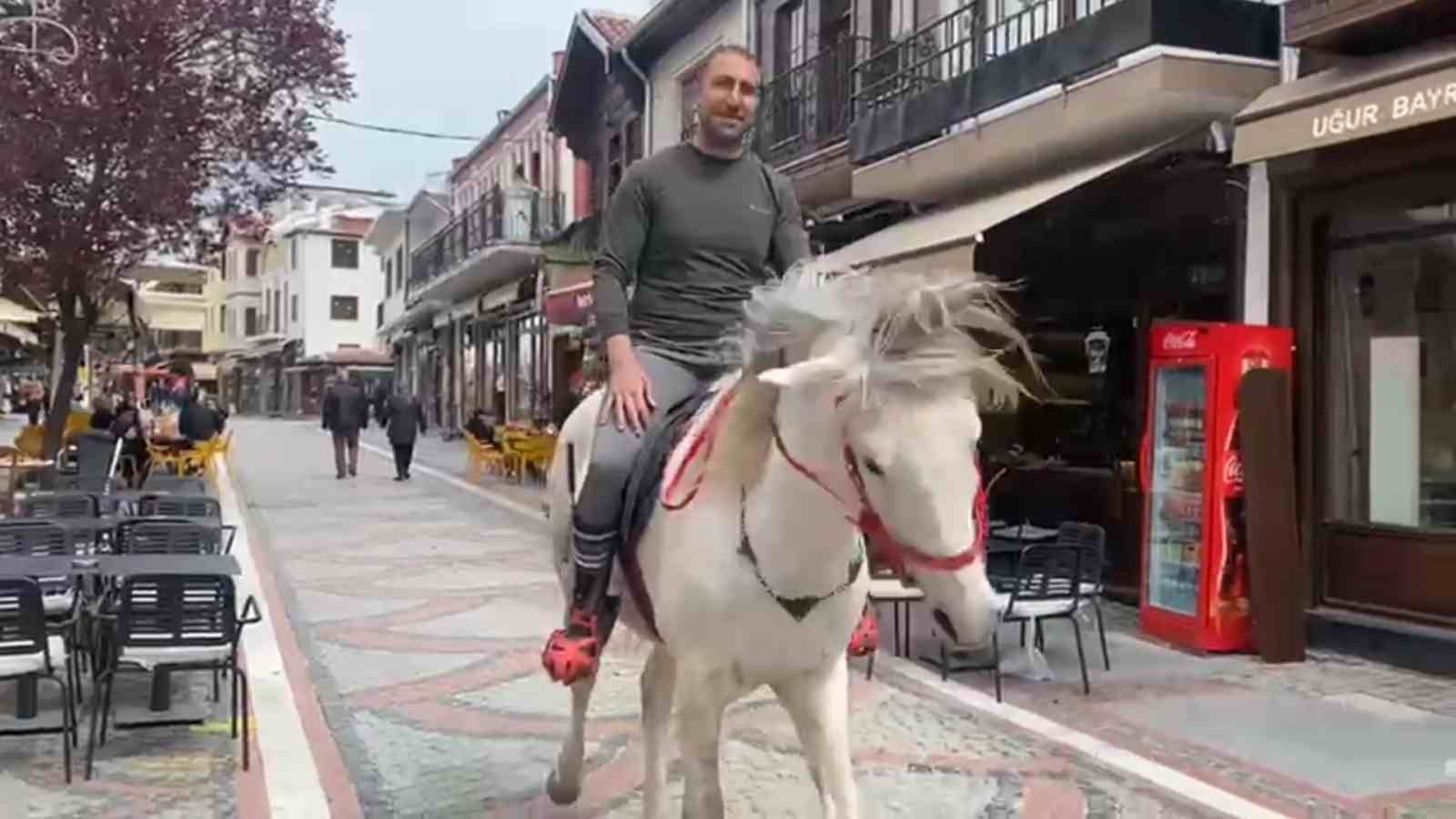 Edirne’de beyaz atla caddeyi turlardı
