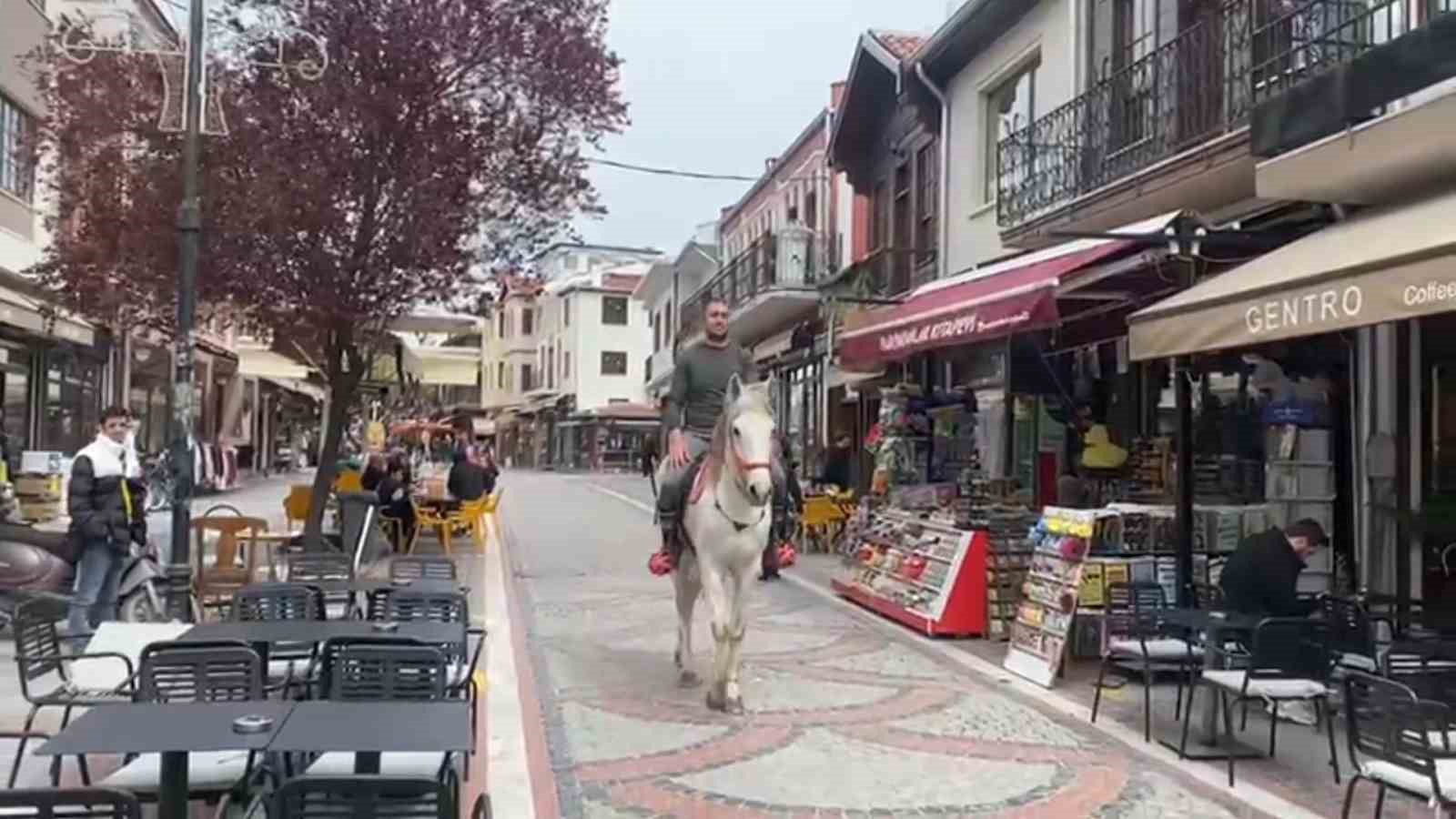 Edirne’de beyaz atla caddeyi turlardı
