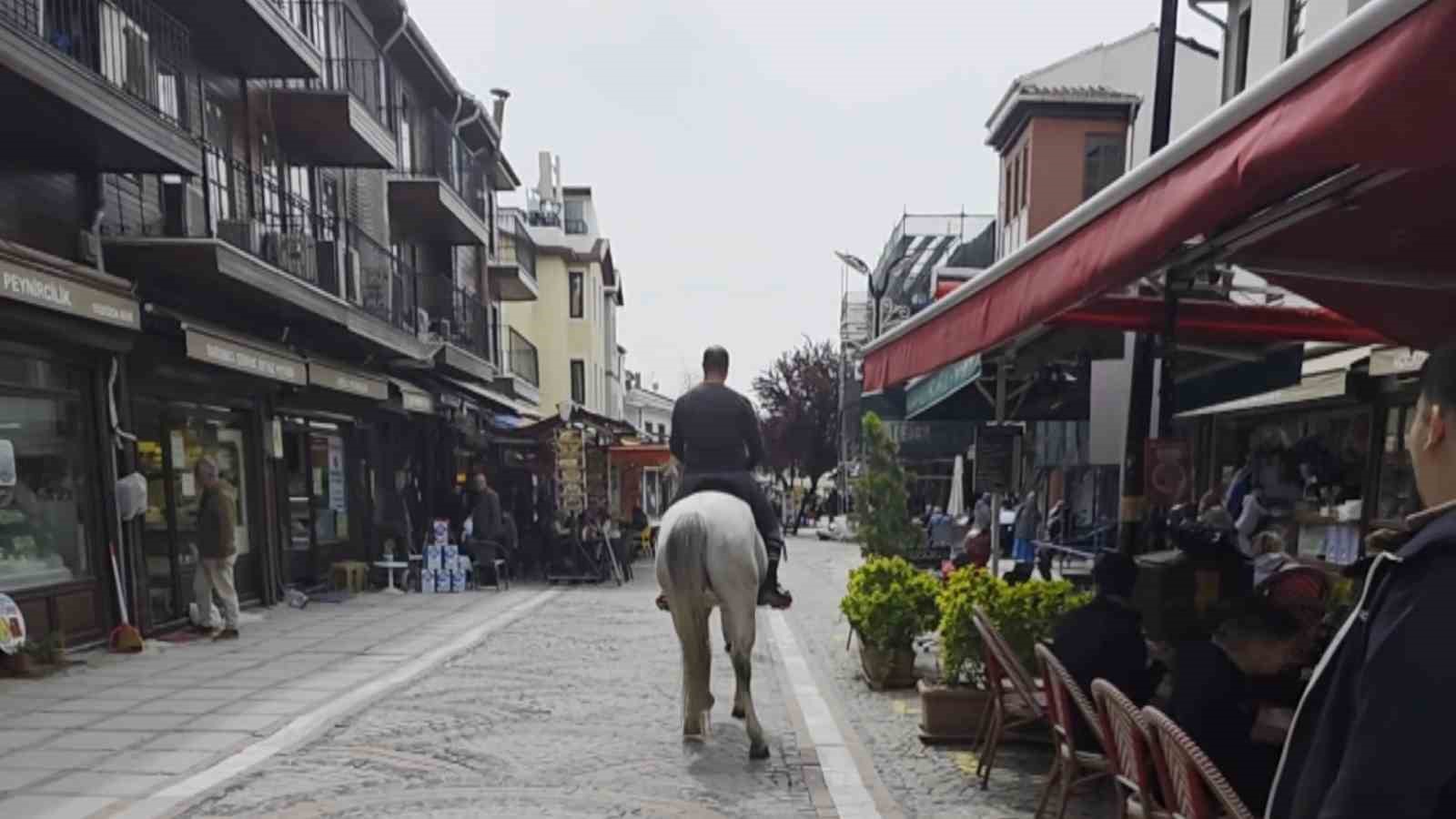 Edirne’de beyaz atla caddeyi turlardı
