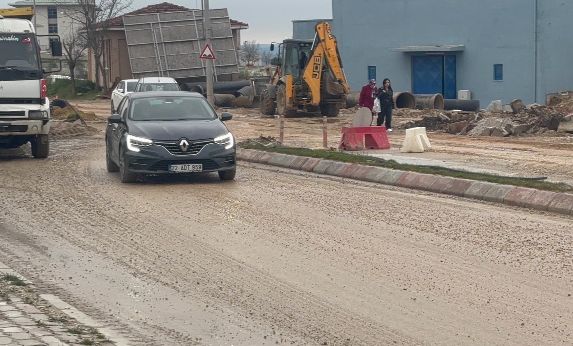 Edirne’de bozuk yollar sürücüleri ve yayaları canından bezdirdi
