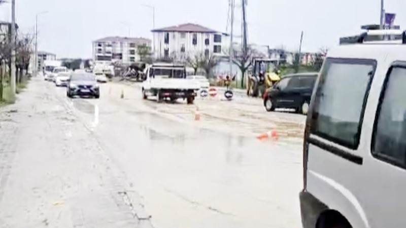 Edirne’de bozuk yollar sürücüleri ve yayaları canından bezdirdi
