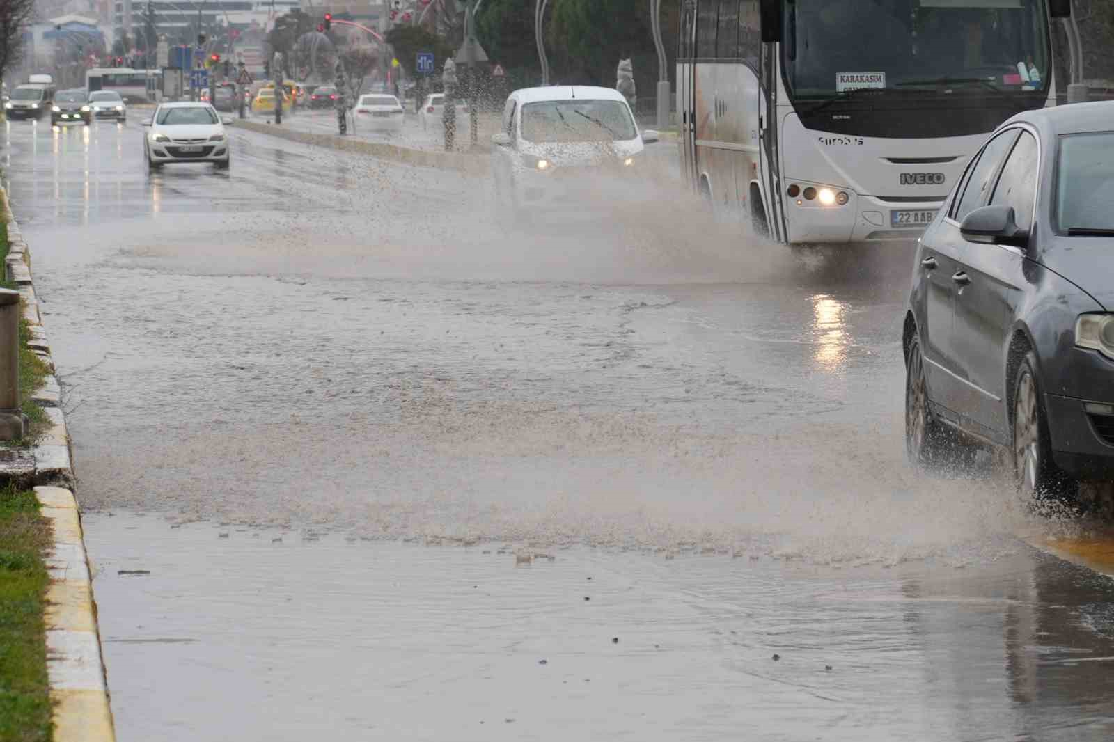 Edirne’de cadde ve sokaklar göle döndü

