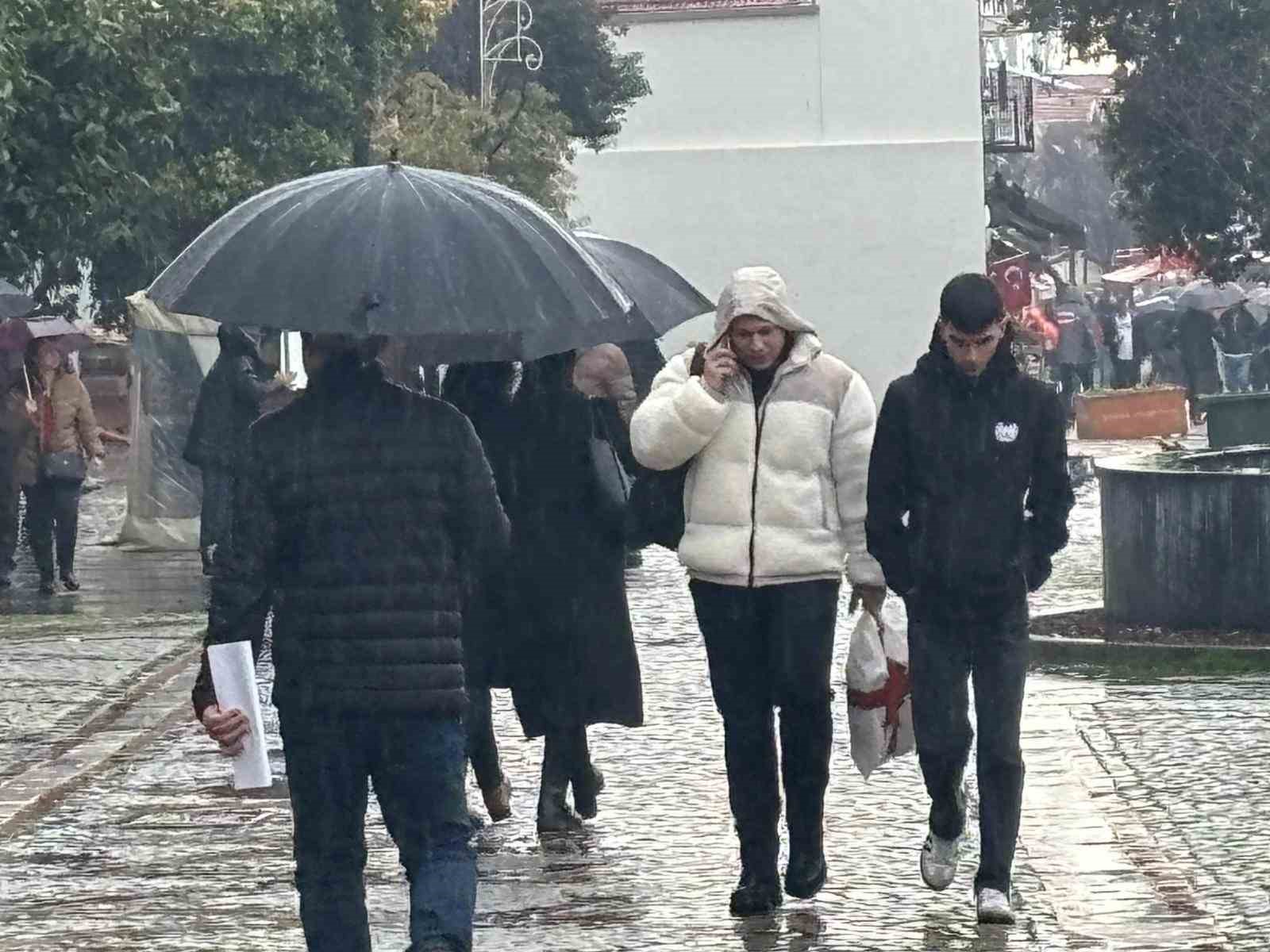 Edirne’de cadde ve sokaklar göle döndü
