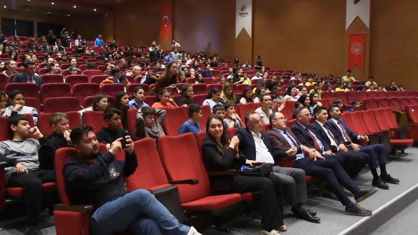 Edirne’de çocuklara doğa sevgisi sahne üzerinden aktarıldı

