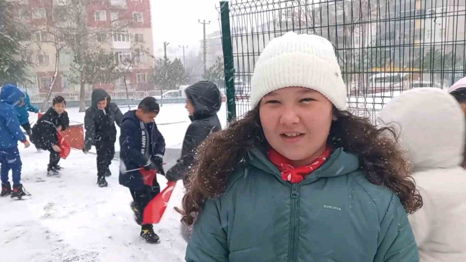 Edirne’de çocukların kar sevinci
